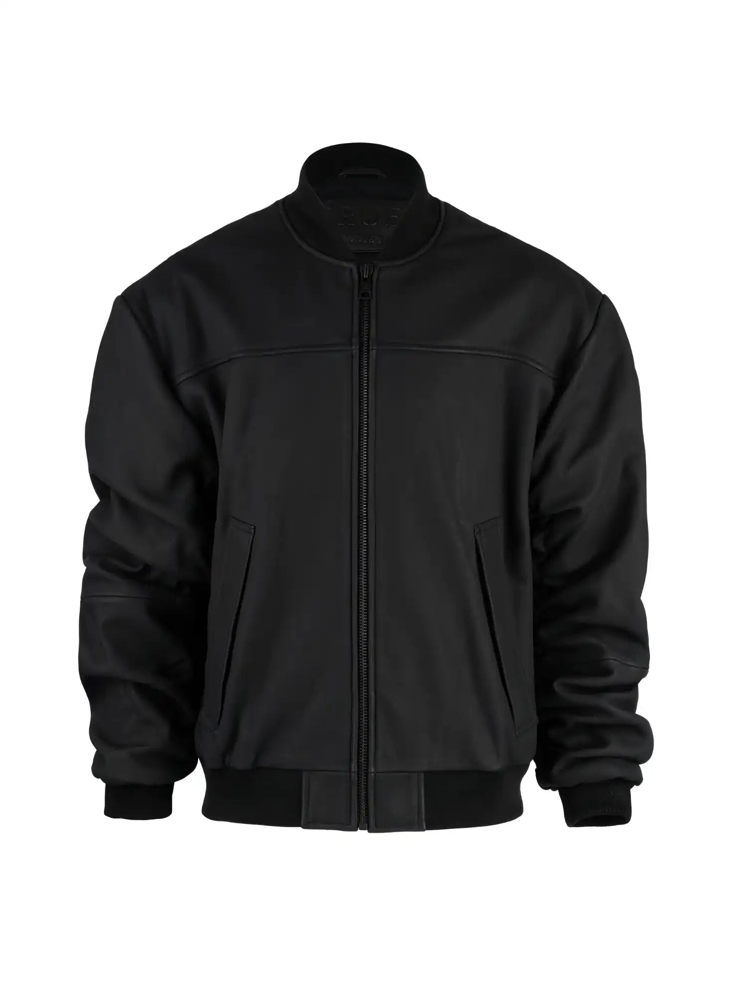 Die trueprodigy Nazar Oversized Bomber-Lederjacke matt in schwarz hat einen Frontreißverschluss, zwei Seitentaschen, Rippbündchen an den Ärmeln und einen gerippten Bund, abgebildet auf einem schlichten weißen Hintergrund.