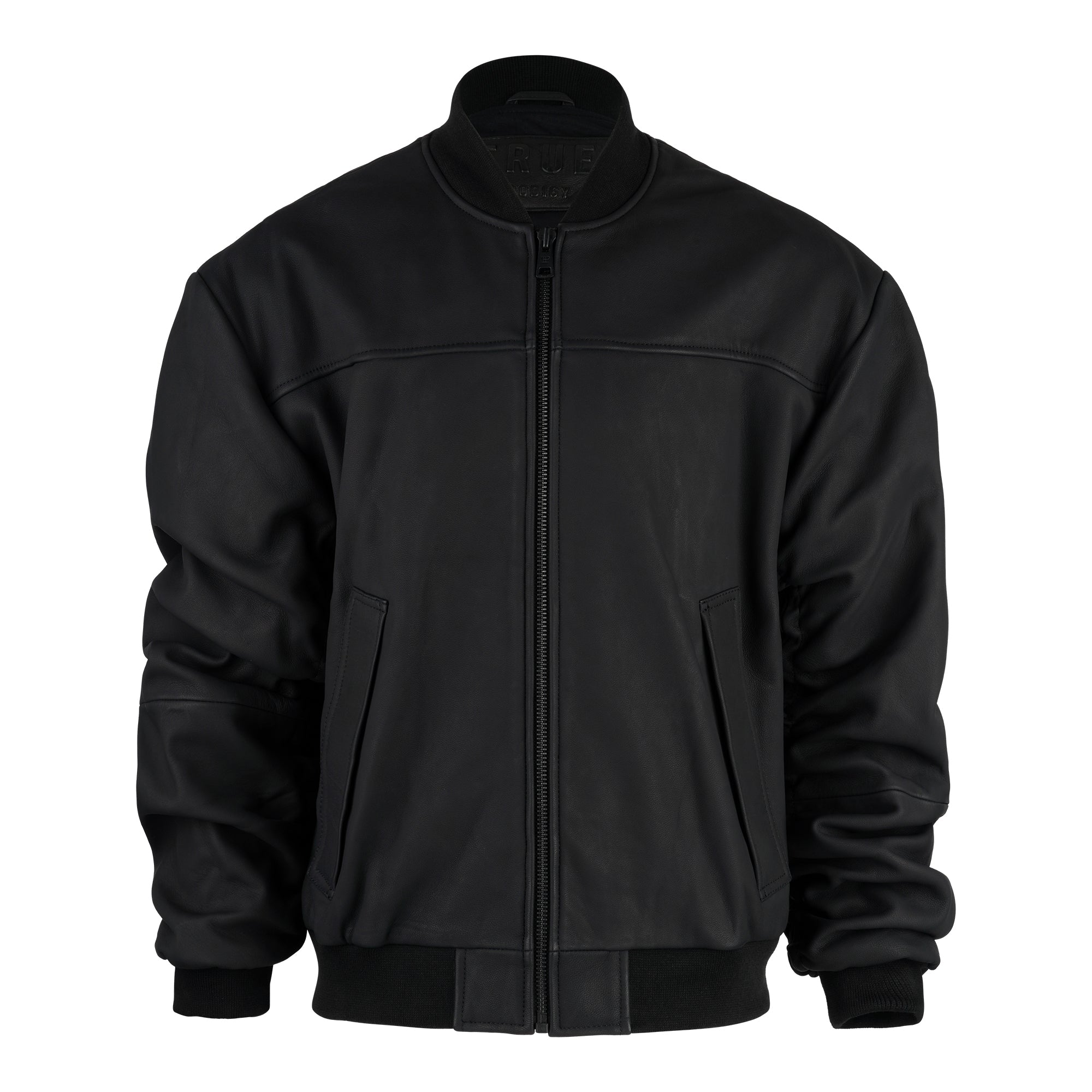 Die trueprodigy Bomber Lederjacke Herren "Nazar" im Oversize-Schnitt aus schwarzem Schafsleder zeigt sich mit Frontreißverschluss, zwei Seitentaschen sowie gerippten Bündchen, Kragen und Saum vor weißem Hintergrund.