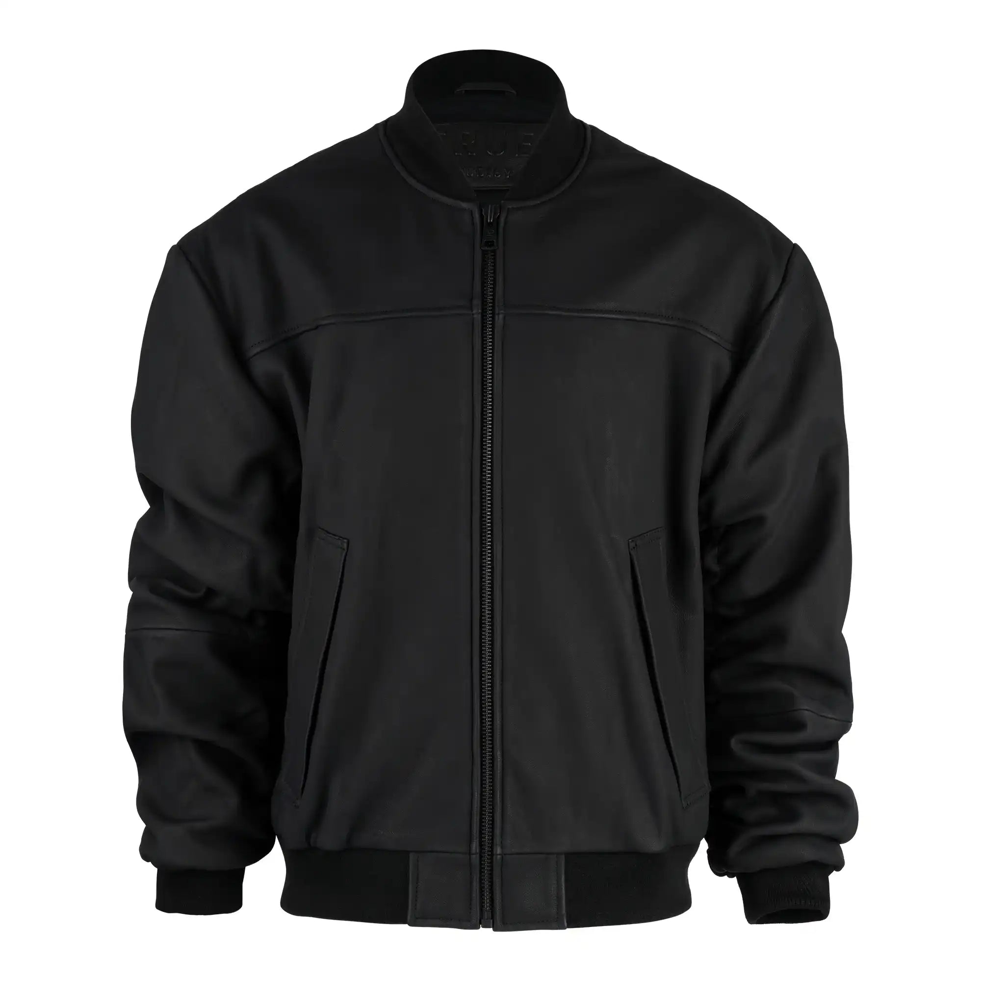 Die trueprodigy Bomber Lederjacke Herren "Nazar" im Oversize-Schnitt aus schwarzem Schafsleder zeigt sich mit Frontreißverschluss, zwei Seitentaschen sowie gerippten Bündchen, Kragen und Saum vor weißem Hintergrund.