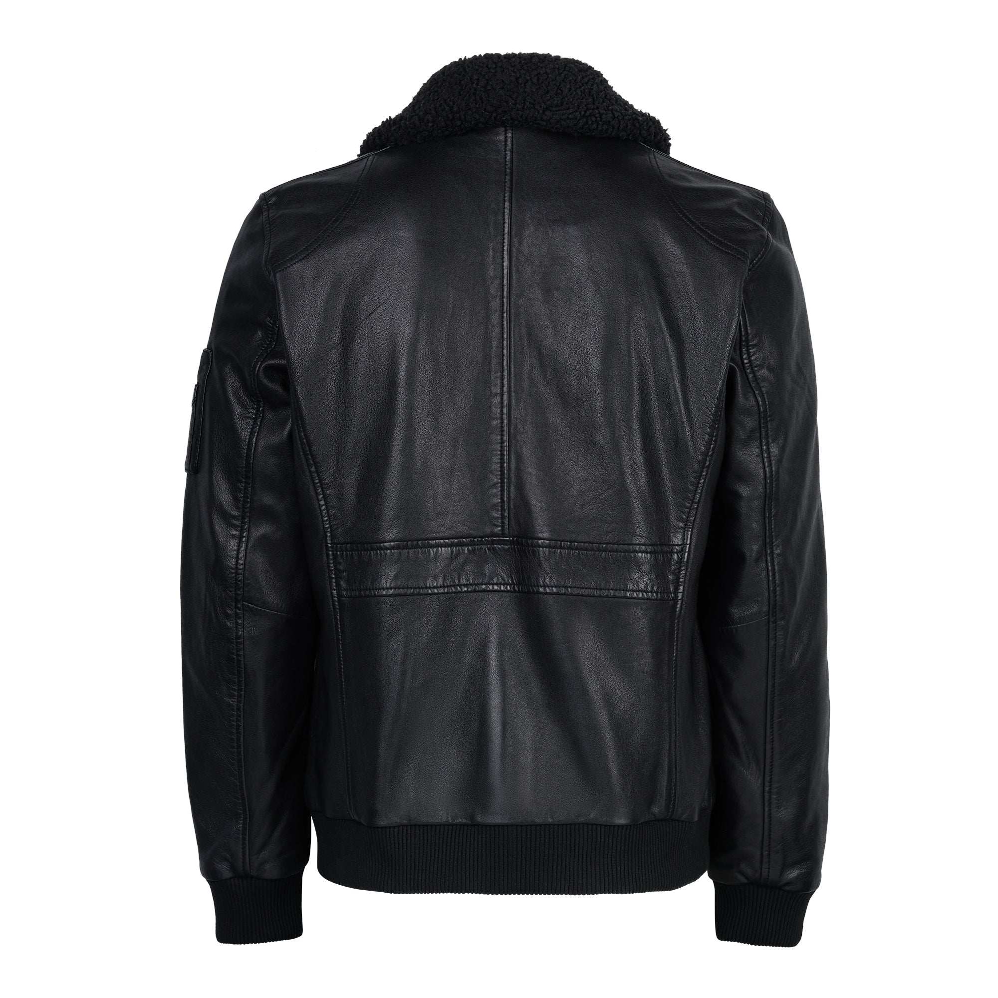 Die Blaze Moderne Fliegerjacke aus echtem Leder von trueprodigy mit abnehmbarem Teddy-Kragen ist in Schwarz gezeigt. Sichtbare Nähte, Rippbündchen und eine Ärmeltasche links runden die Pilotenjacke ab.