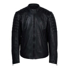 Die Trueprodigy Dash ist eine schwarze Lederjacke aus hochwertigem Schafsleder mit gerippten Schultern und Ärmeln, einem eleganten Reißverschluss vorne, zwei Brusttaschen mit Reißverschluss und einem klassischen Stehkragen.