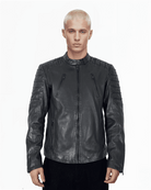 Eine Person mit kurzen, hellen Haaren trägt die Dash Lederjacke von trueprodigy. Es ist eine schwarze Jacke aus hochwertigem Schafsleder mit Reißverschlusstaschen und gerippten Schultern. Der Hintergrund ist schlicht weiß.
