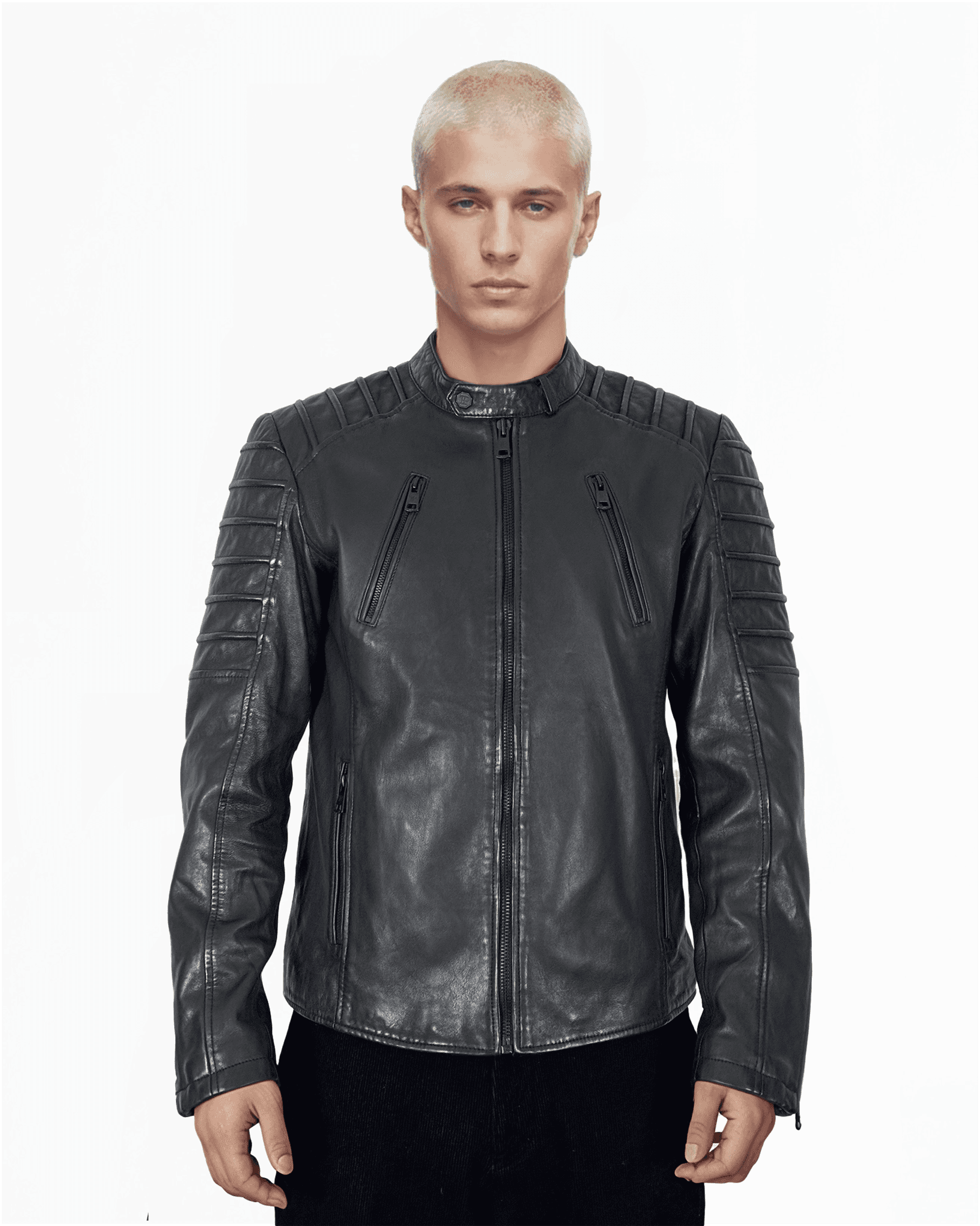 Eine Person mit kurzen, hellen Haaren trägt die Dash Lederjacke von trueprodigy. Es ist eine schwarze Jacke aus hochwertigem Schafsleder mit Reißverschlusstaschen und gerippten Schultern. Der Hintergrund ist schlicht weiß.