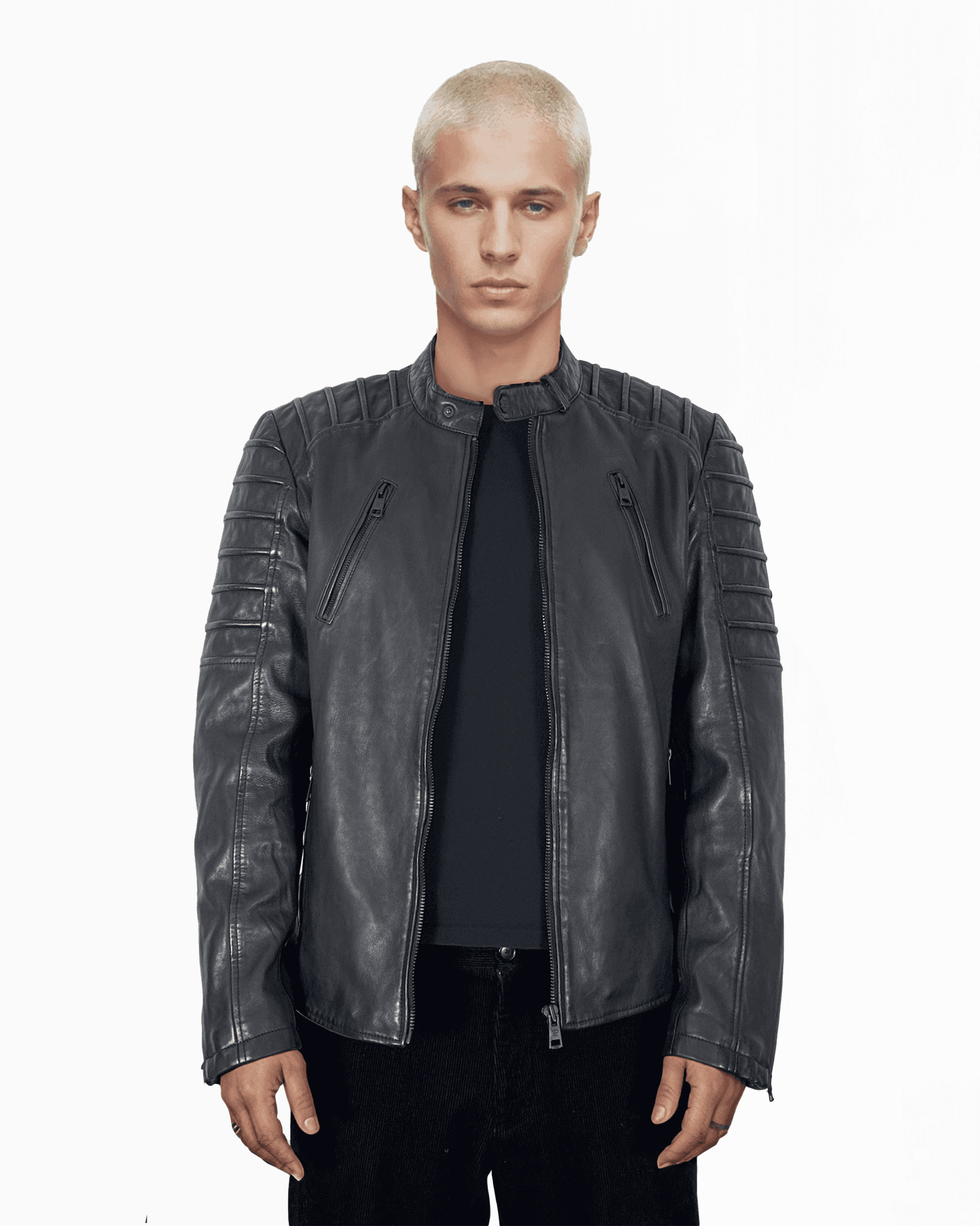 Eine Person mit kurzen blonden Haaren, die die trueprodigy Dash Lederjacke aus Schafsleder mit Stehkragen trägt, steht vor einem schlichten weißen Hintergrund und blickt direkt in die Kamera.