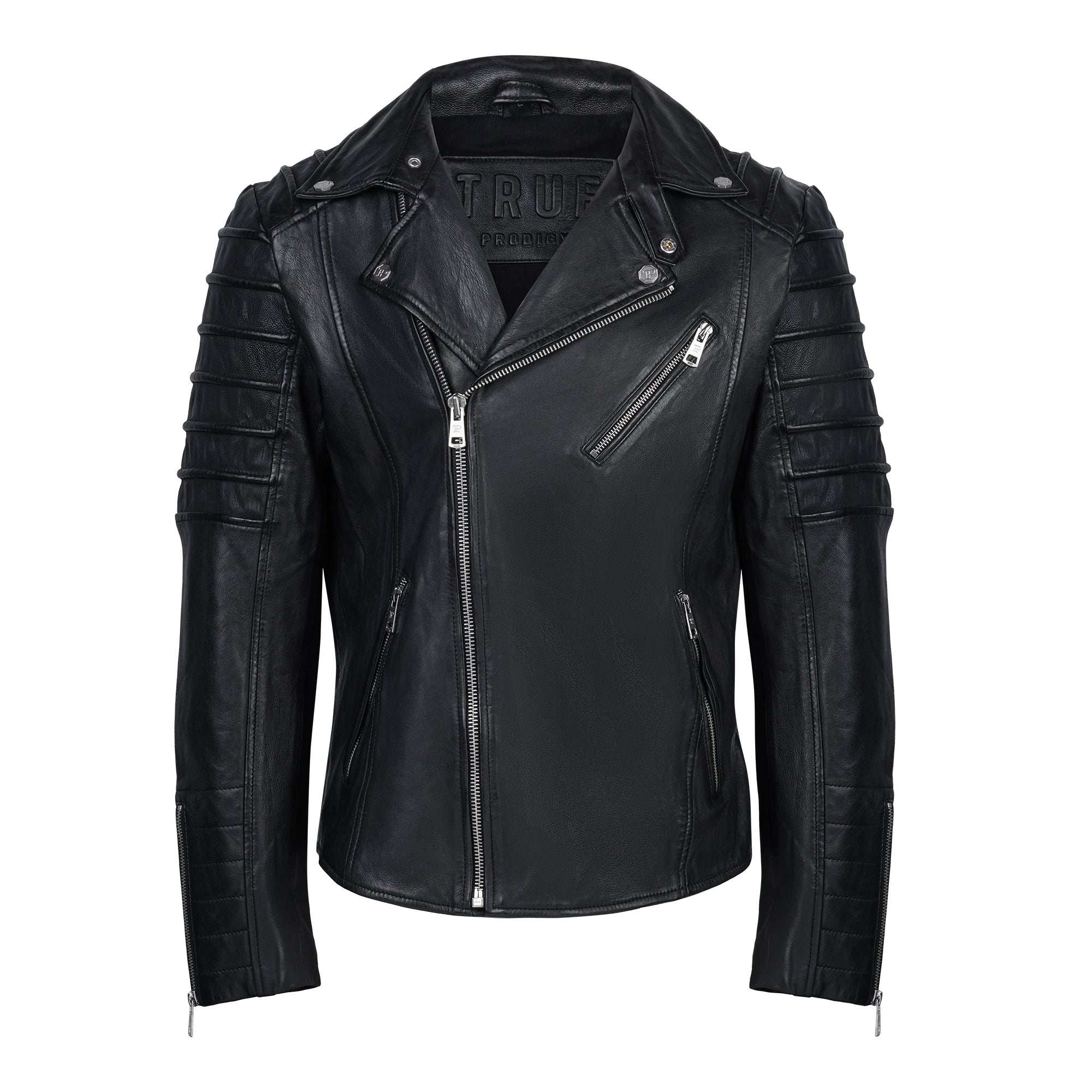 Die trueprodigy John ist eine schwarze Herren Biker Lederjacke mit silbernen Reißverschlüssen, gesteppten Schultern und Ärmeln und einem asymmetrischen Verschluss auf der Vorderseite auf weißem Hintergrund.