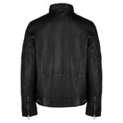 Die trueprodigy Herren Lederjacke aus Schafsleder in Schwarz mit klassischem Blouson-Schnitt ist rückseitig zu sehen und besticht durch Stehkragen, sichtbare Nähte, Reißverschluss-Ärmel und taillierbare Knopfverschlüsse.