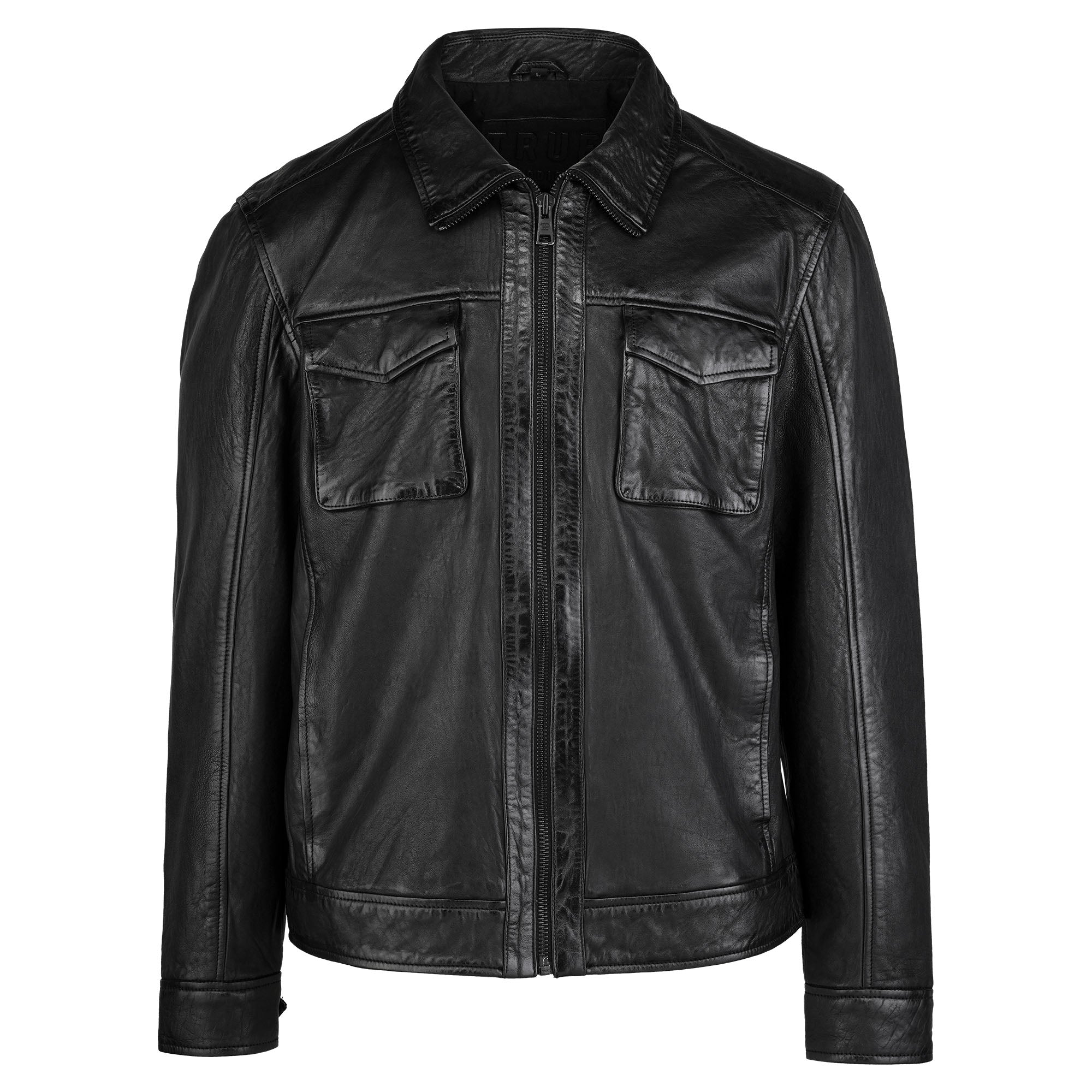 Die trueprodigy Herren Lederjacke aus Schafsleder in Schwarz mit Hemd-Design verfügt über einen Frontreißverschluss, zwei Brusttaschen mit Klappen, Hemdkragen und lange Ärmel. Präsentiert vor weißem Hintergrund.