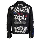 Die trueprodigy Herren Lederjacke aus Schafsleder in Schwarz mit Graffiti-Prints besticht mit weißem "Revolution of a Rebel, Team TPDY Savage"-Schriftzug und blauen sowie roten Ärmelakzenten - ein urbanes Statement-Piece.