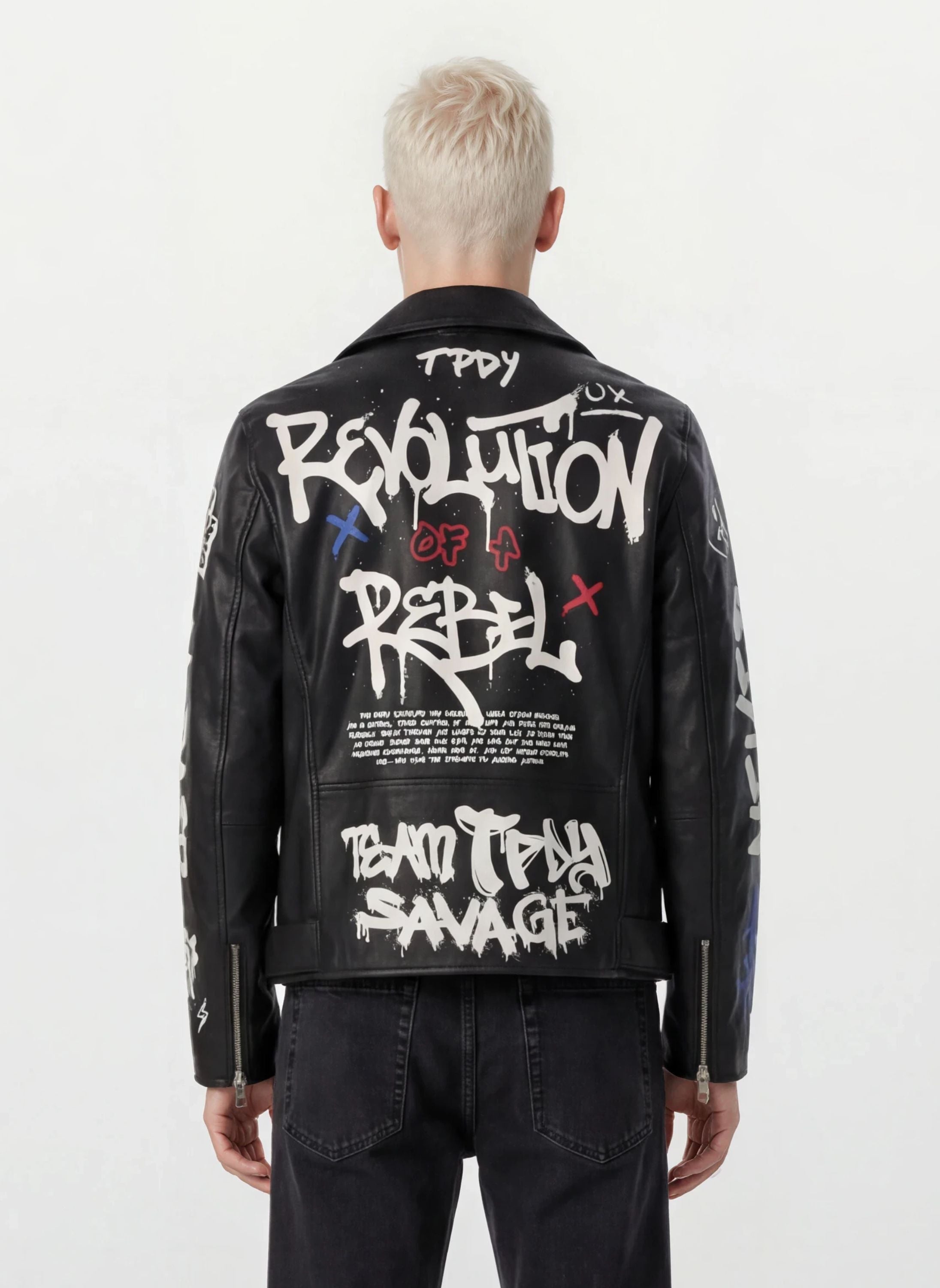 Eine Person mit kurzem platinblondem Haar ist von hinten in einer trueprodigy Herren Lederjacke aus Schafsleder in Schwarz mit Graffiti-Prints zu sehen, die mit weißem Graffiti-Text und -Motiven versehen ist.