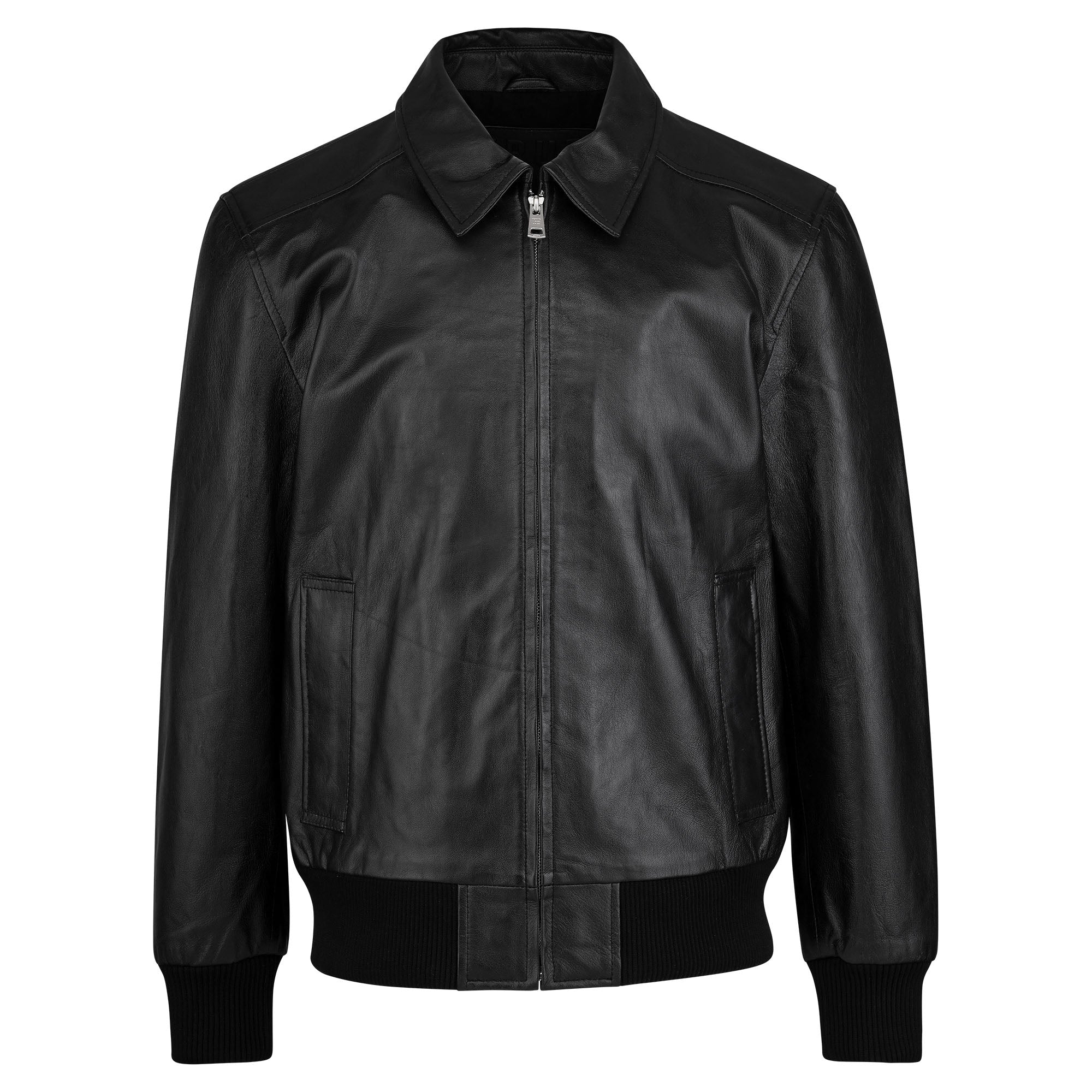 Die trueprodigy Herren Lederjacke aus Schafsleder in Schwarz präsentiert sich im klassischen Blouson-Schnitt mit Frontreißverschluss, seitlichen Taschen sowie Rippbündchen an Ärmeln und Bund, abgebildet vor weißem Hintergrund.