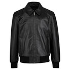 Die trueprodigy Herren Lederjacke aus Schafsleder in Schwarz präsentiert sich im klassischen Blouson-Schnitt mit Frontreißverschluss, seitlichen Taschen sowie Rippbündchen an Ärmeln und Bund, abgebildet vor weißem Hintergrund.