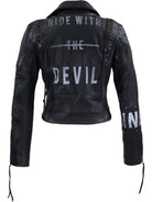 Die Bikerlederjacke mit Nieten und Print von trueprodigy aus schwarzem Schafsleder zeigt hinten den weißen Schriftzug "RIDE WITH THE DEVIL" und ist an Schultern sowie oberen Ärmeln mit Metallnieten verziert.