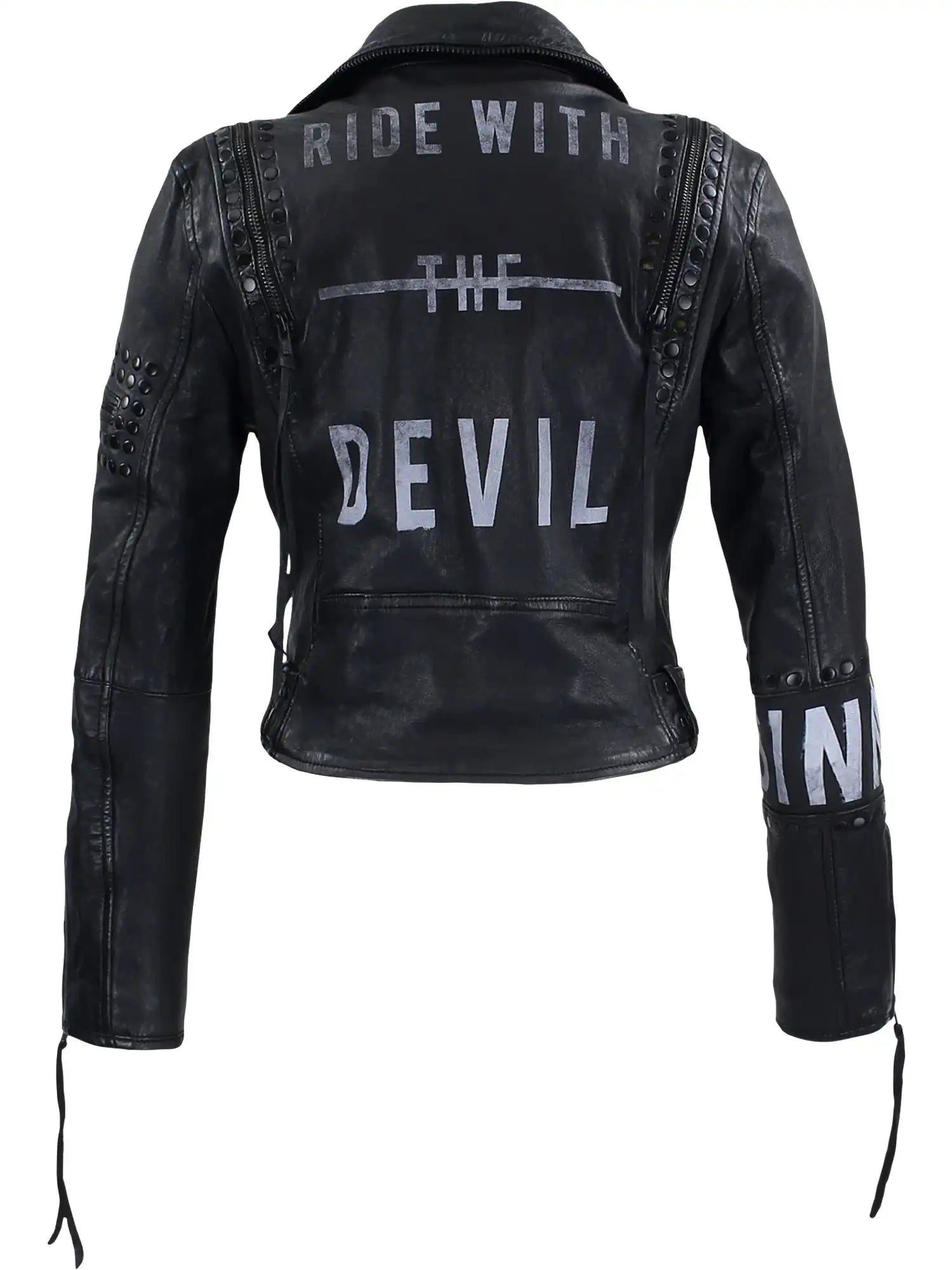 Die Bikerlederjacke mit Nieten und Print von trueprodigy aus schwarzem Schafsleder zeigt hinten den weißen Schriftzug "RIDE WITH THE DEVIL" und ist an Schultern sowie oberen Ärmeln mit Metallnieten verziert.