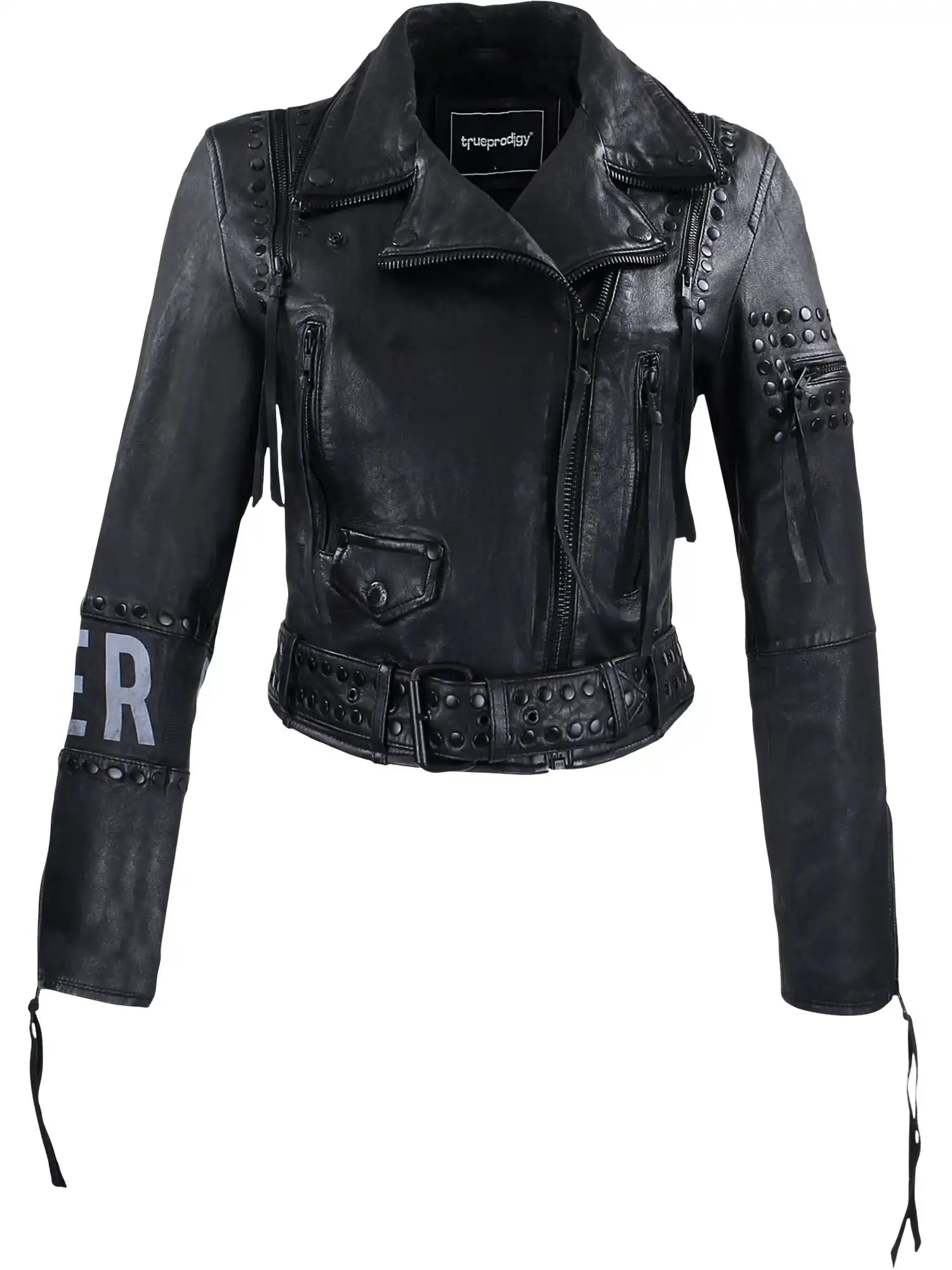 Die Ava Bikerlederjacke mit Nieten und Print von trueprodigy ist eine schwarze, taillierte Schafslederjacke mit Gürtel, Reißverschluss, Druckknöpfen, Ziernieten und Schnürdetails sowie weißen Blockbuchstaben am linken oberen Ärmel.