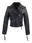 Die trueprodigy Bikerlederjacke Vintage Optik ist eine Bikerjacke aus schwarzem, gewaschenem Leder mit einem asymmetrischen Frontreißverschluss, gesteppten Schulter- und Ärmeleinsätzen, silbernen Druckknöpfen, Reißverschlusstaschen und dekorativen Zipper-Pulls.