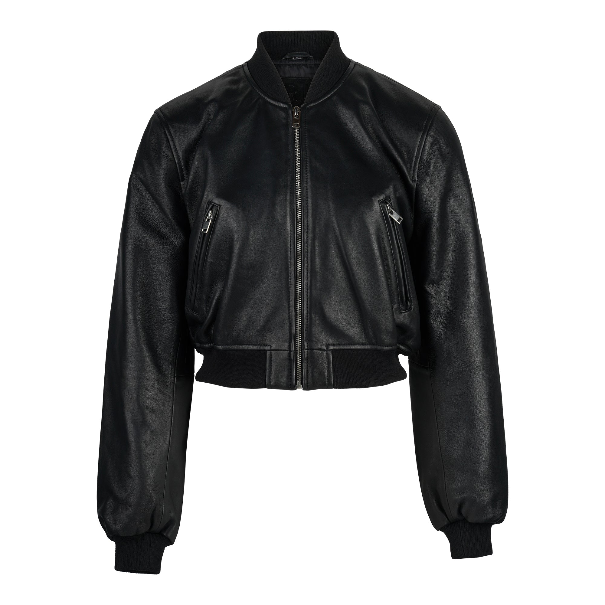 Bomber-Lederjacke für Damen „Paola“ von trueprodigy aus schwarzem Leder mit Stehkragen, Reißverschluss vorne, zwei Brusttaschen mit Reißverschluss sowie gerippten Bündchen und Saum, präsentiert vor einem schlichten weißen Hintergrund.
