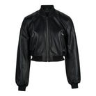 Bomber-Lederjacke für Damen „Paola“ von trueprodigy aus schwarzem Leder mit Stehkragen, Reißverschluss vorne, zwei Brusttaschen mit Reißverschluss sowie gerippten Bündchen und Saum, präsentiert vor einem schlichten weißen Hintergrund.