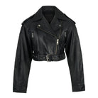 Die trueprodigy Kurze Bomber-Lederjacke in Schwarz zeigt sich mit silbernen Reißverschlüssen, Druckknöpfen, einem Taillengürtel und Schulterklappen auf weißem Grund.