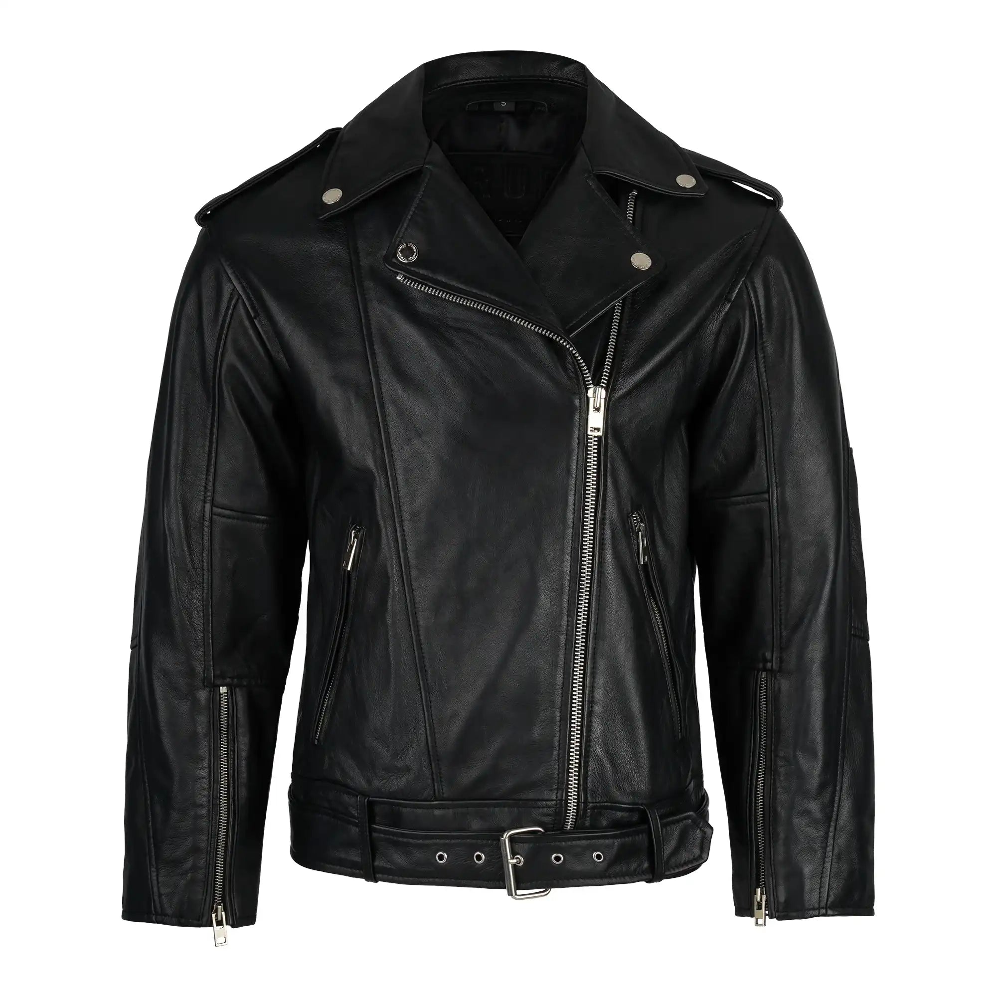 Lange übergroße Bikerlederjacke von trueprodigy aus schwarzem Leder mit silbernen Reißverschlüssen, Druckknöpfen, Schulterklappen, Reißverschlusstaschen und Gürtel in der Taille, abgebildet auf weißem Hintergrund.