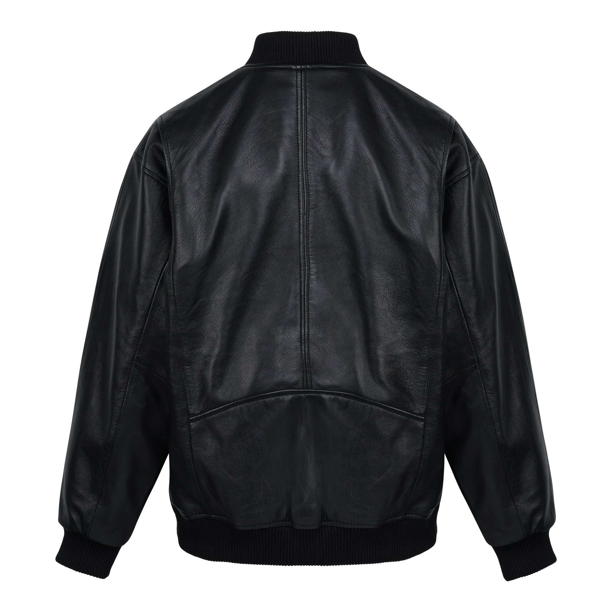 Die Selina Oversize-Bomberjacke aus Leder von trueprodigy zeigt sich von hinten mit Rippbündchen an Kragen, Manschetten und Saum, sowie einem schwarzen Reißverschluss und sichtbaren Nähten in der Mitte und am oberen Rücken.