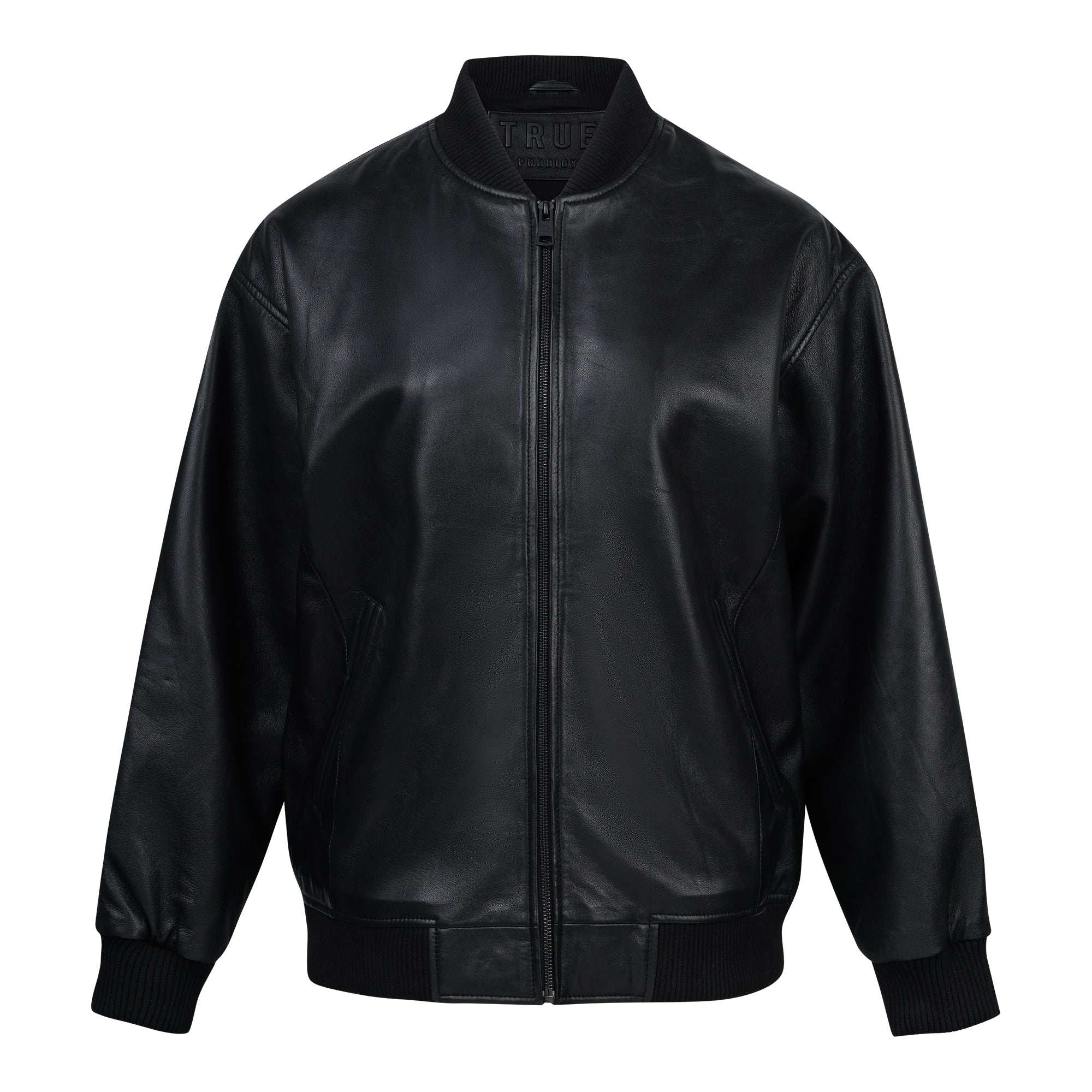 Die trueprodigy Selina Oversize-Bomberjacke aus Leder hat gerippte Bündchen, einen Kragen, einen Bund, einen schwarzen Reißverschluss und zwei Vordertaschen. Sie wird vor einem schlichten weißen Hintergrund präsentiert.