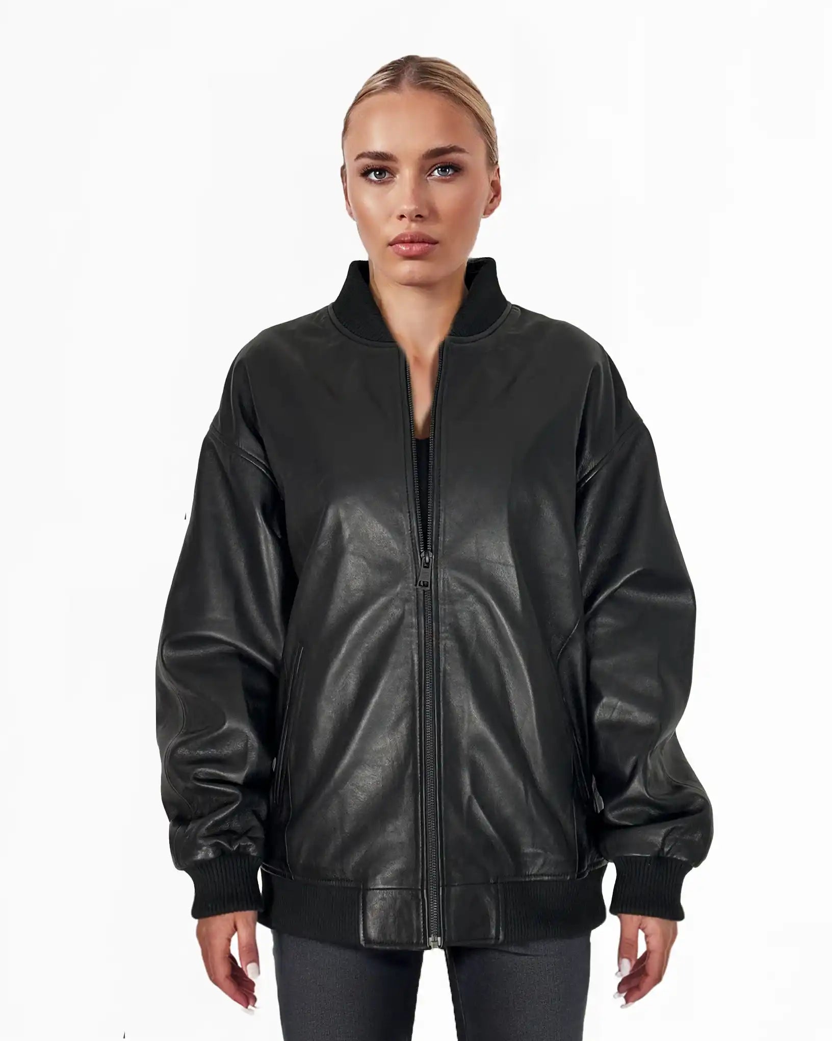 Jemand trägt die trueprodigy Selina Oversize-Bomberjacke aus Leder mit gerippten Bündchen und schwarzem Reißverschluss, die nach vorne gerichtet vor einem schlichten weißen Hintergrund steht.