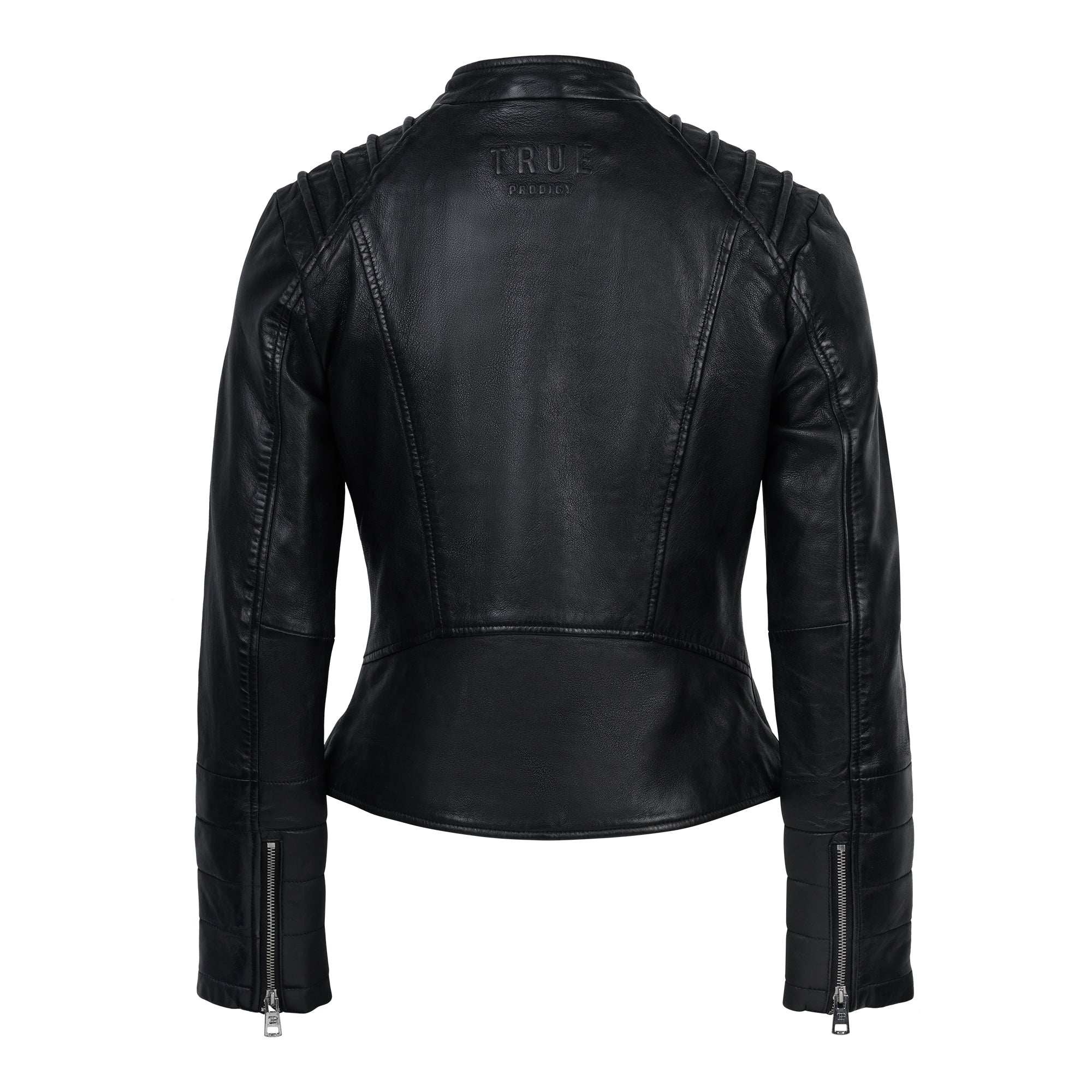 Die Raegan Taillierte Lederjacke von trueprodigy aus schwarzem Schafsleder zeigt sich hinten mit Steppnähten an Schultern/Ärmeln, vertikalen Nähten, Stehkragen, silbernen Reißverschlüssen an den Ärmeln und "TRUE"-Prägung am Kragen.