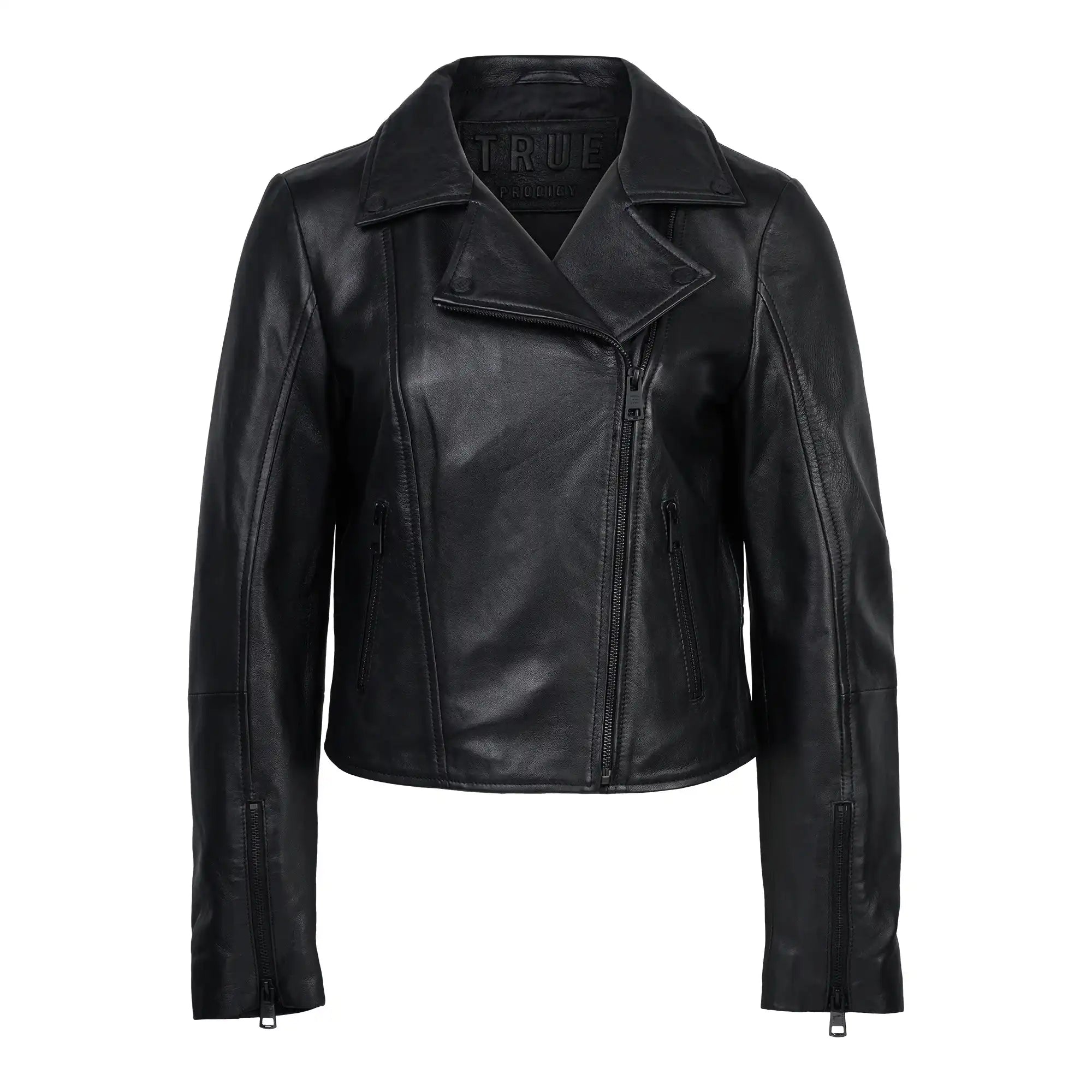 Die trueprodigy Stella taillierte Lederjacke mit schwarzem Reißverschluss & Ärmelzipper, seitlichen Reißverschlusstaschen und breitem, gekerbtem Kragen ist in Schwarz auf weißem Grund gehalten.