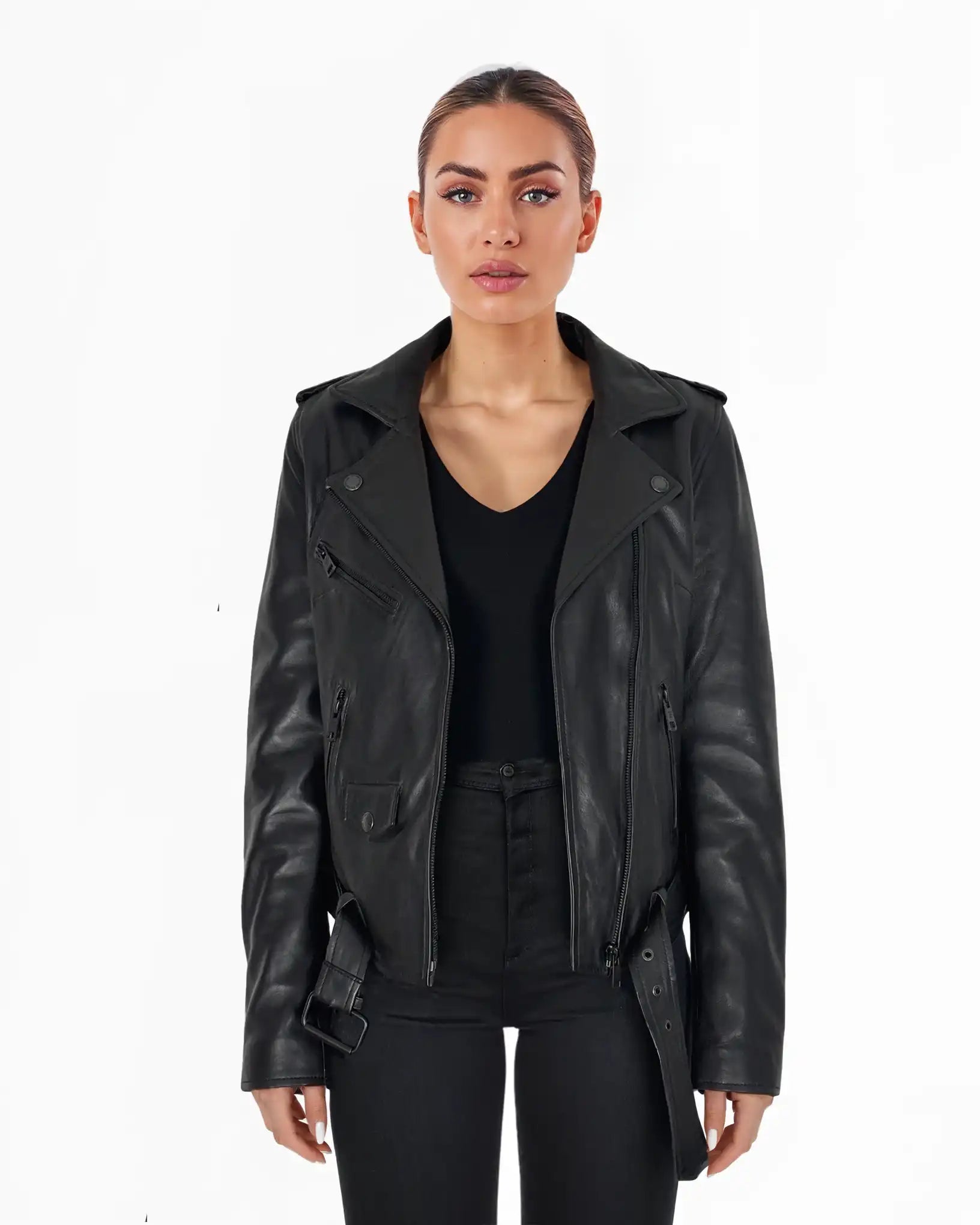 Eine Frau mit zurückgebundenen dunklen Haaren steht mit dem Gesicht nach vorne und trägt eine trueprodigy Laura Feminine Bikerjacke mit Gürtel & Schulterriegeln über einem schwarzen Oberteil und einer schwarzen Hose vor einem schlichten weißen Hintergrund.