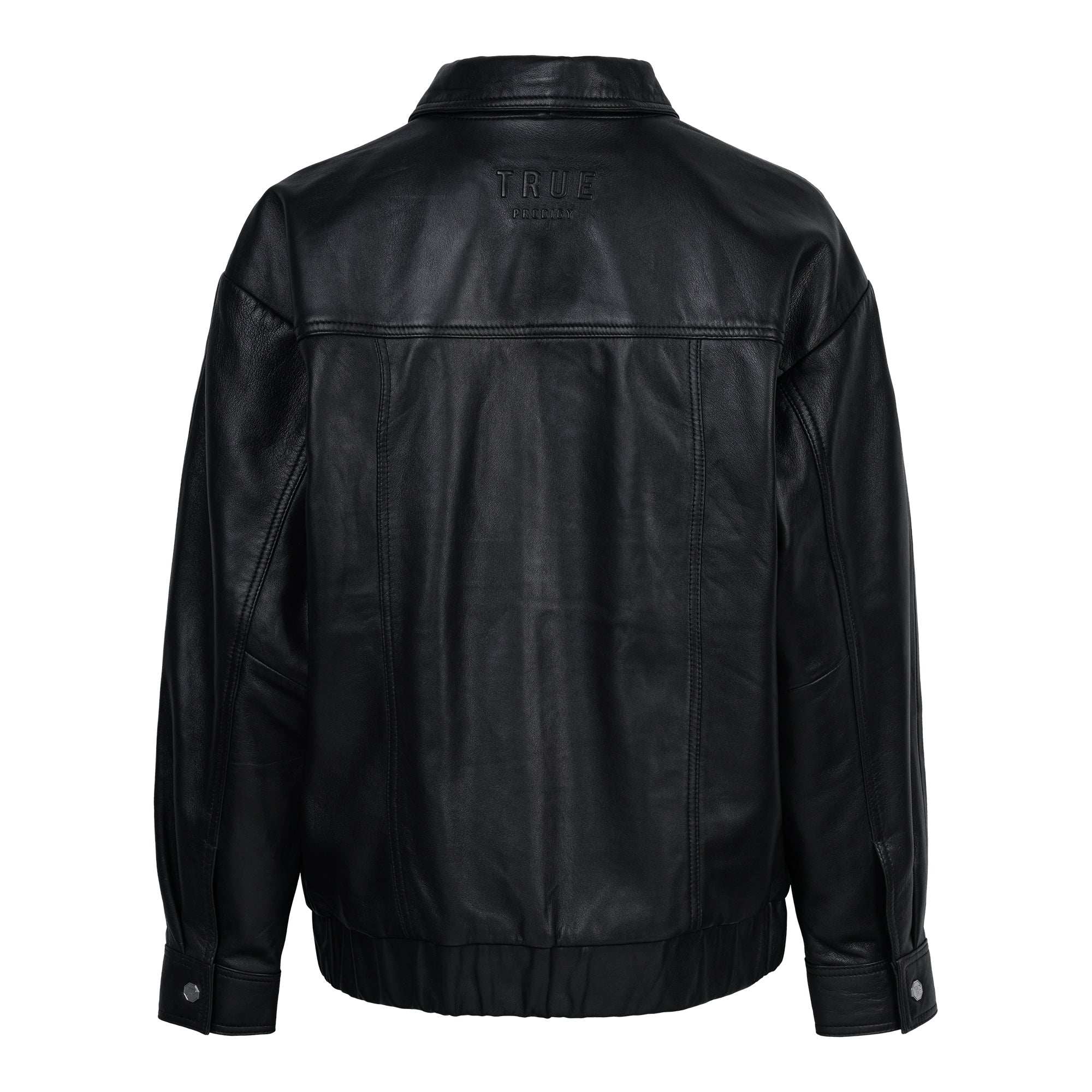 Die trueprodigy Nova Oversize-Lederjacke hat ein schwarzes Schafsleder-Design mit langen Ärmeln, Gummizugsaum, Lederdetails und dem Wort TRUE auf dem Rücken - ein markantes Statement für deinen Look.