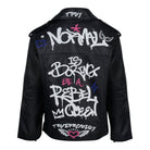 Die Trueprodigy Anya ist eine schwarze Schafslederjacke mit weißem, rosa und blauem Graffiti-Text auf der Rückseite – Normal is boring, be a rebel, m queen, trueprodigy – und punkinspirierten grafischen Details wie Flügeln und Herzen.