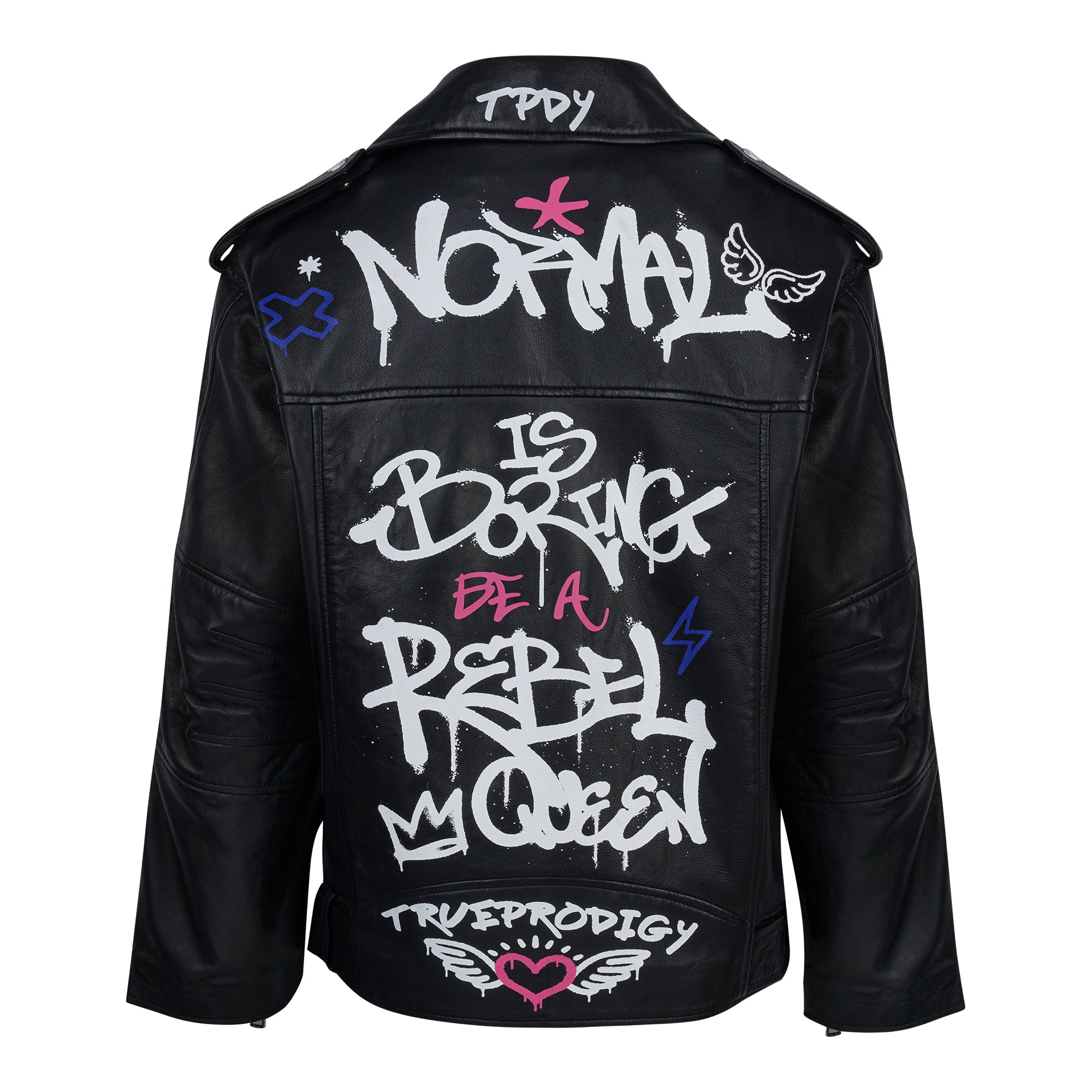 Die Trueprodigy Anya ist eine schwarze Schafslederjacke mit weißem, rosa und blauem Graffiti-Text auf der Rückseite – Normal is boring, be a rebel, m queen, trueprodigy – und punkinspirierten grafischen Details wie Flügeln und Herzen.