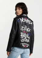 Eine Person wendet den Kopf zur Seite und trägt eine Feminine Lederjacke mit Grafittiprint und schrägem Reißverschluss von trueprodigy - ein mutiges Design für einen auffälligen Stil.