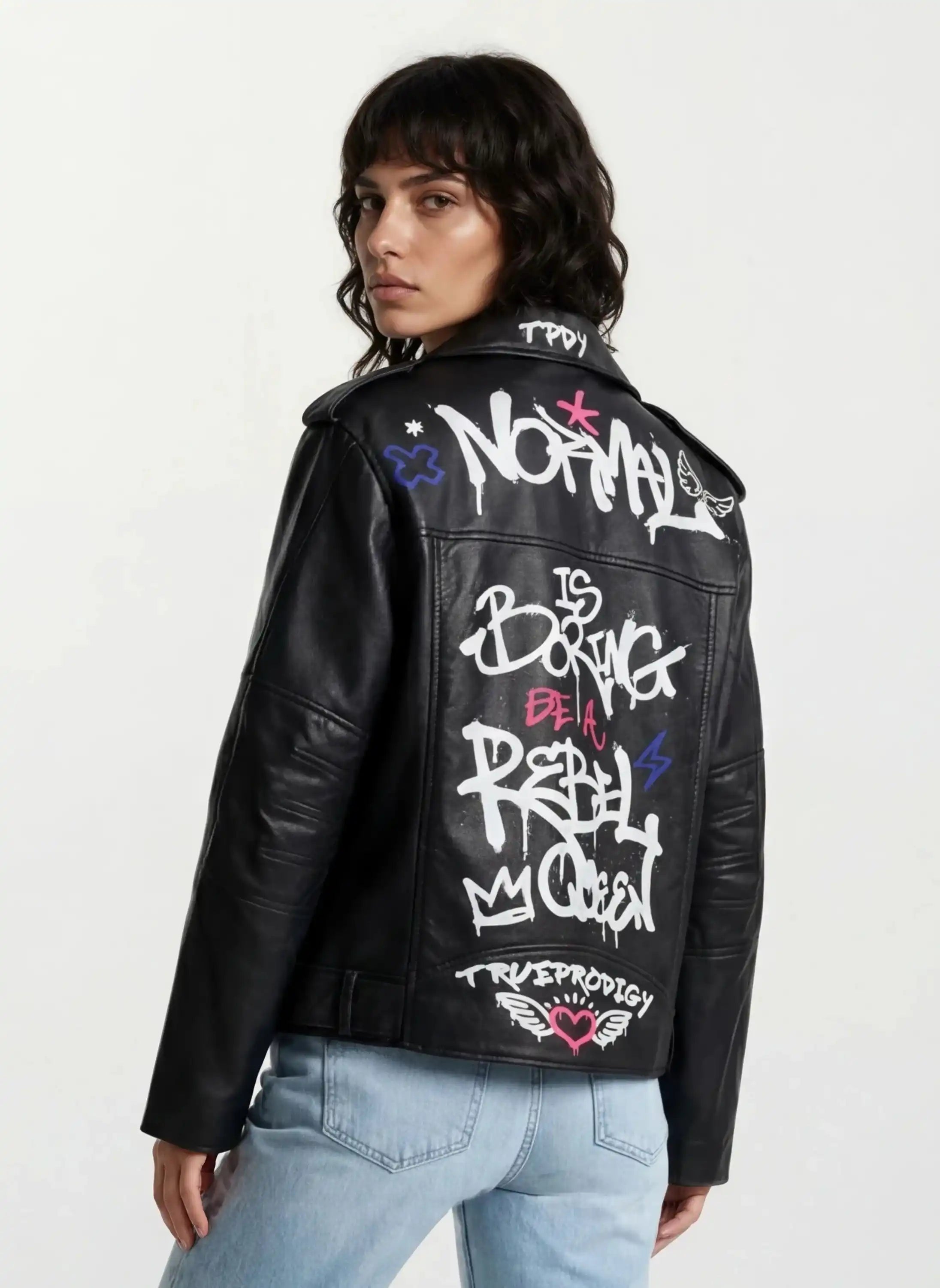 Eine Person wendet den Kopf zur Seite und trägt eine Feminine Lederjacke mit Grafittiprint und schrägem Reißverschluss von trueprodigy - ein mutiges Design für einen auffälligen Stil.