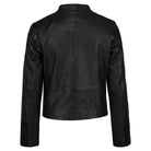 Die trueprodigy Damen Lederjacke aus Schafsleder in Schwarz besticht durch ihr minimalistisches Design, wird von hinten gezeigt und hat lange Ärmel, kurze Kragen sowie sichtbare Nahtdetails ohne Verschlüsse oder Verzierungen.