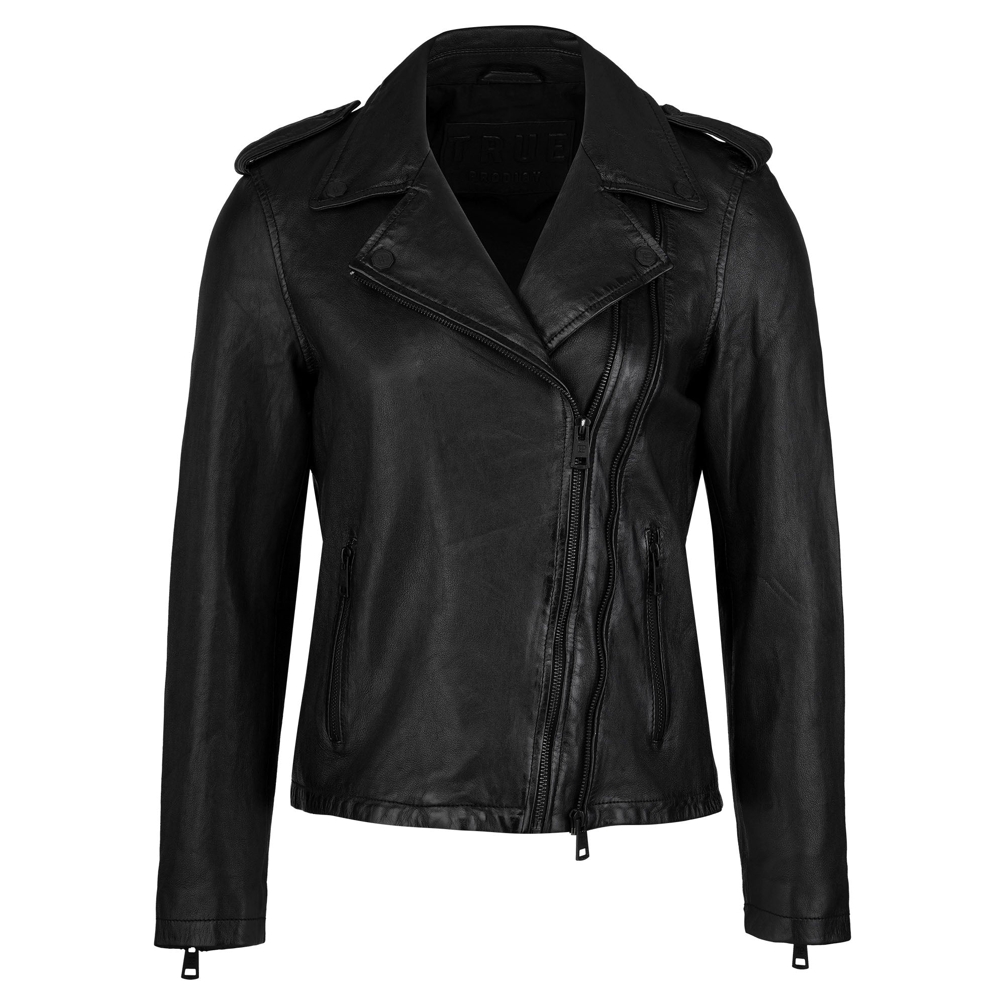 Die Damen Lederjacke aus Schafsleder in Schwarz von trueprodigy im klassischen Biker-Stil präsentiert sich mit asymmetrischem Zipper, zwei Fronttaschen, Schulterriegeln und Kragen mit Druckknöpfen auf weißem Hintergrund.