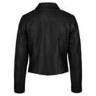 Die Damen Lederjacke aus Schafsleder in Schwarz von trueprodigy zeigt sich im minimalistischen Blouson-Stil mit langen Ärmeln, kurzem Schnitt, schlichtem Kragen und sichtbaren vertikalen sowie horizontalen Nähten.