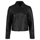 Die trueprodigy Damen Lederjacke aus Schafsleder in Schwarz überzeugt mit minimalistischem Design, Blouson-Stil, Frontreißverschluss, zwei seitlichen Ziptaschen, klassischem Kragen und langen Ärmeln - präsentiert vor weißem Hintergrund.