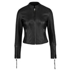 Die Damen Lederjacke aus Schafsleder in Schwarz von trueprodigy überzeugt im sportlichen Racing-Stil mit figurbetonter, kurzer, kragenloser Form, Frontreißverschluss sowie Zippern an den Bündchen.