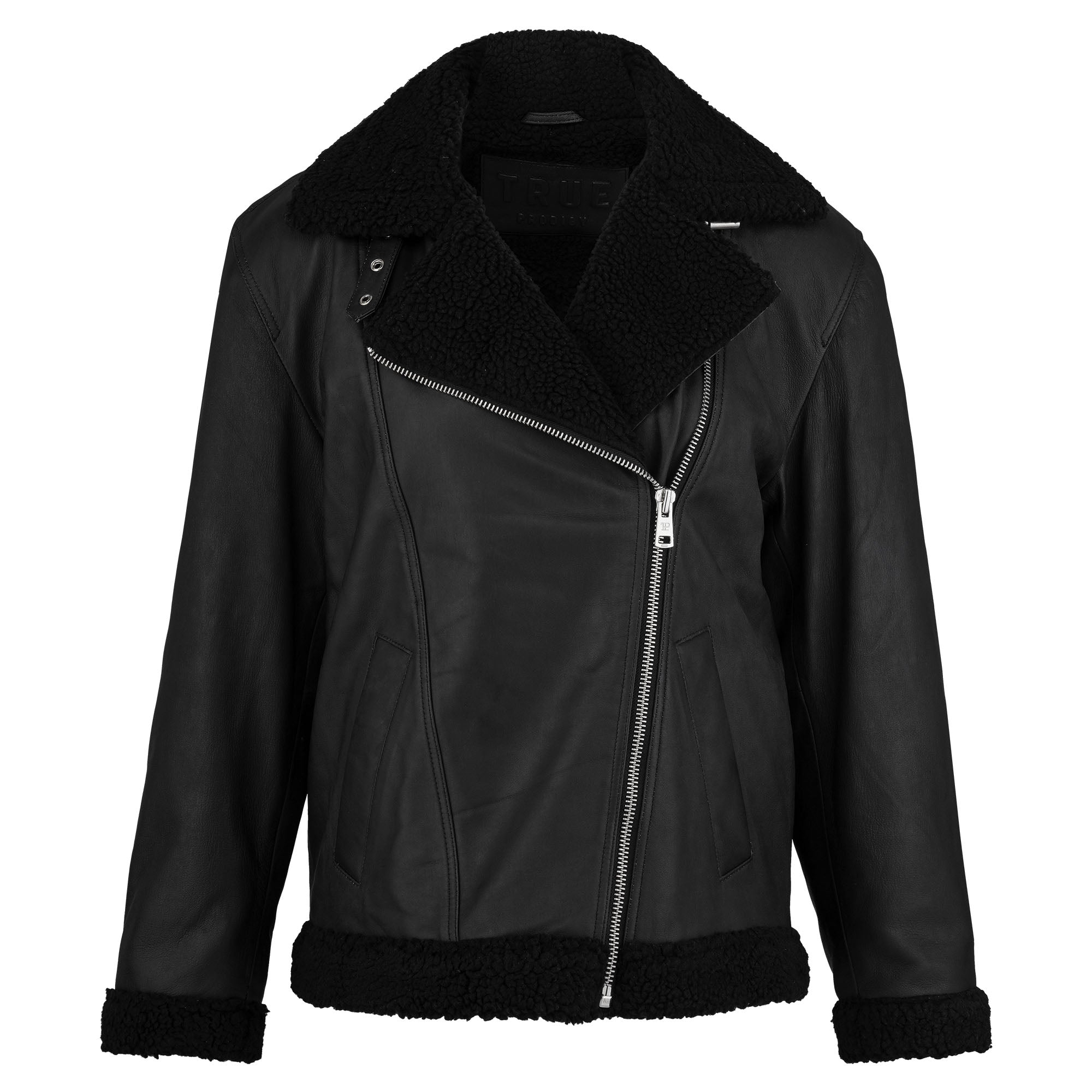 Die trueprodigy Damen Lederjacke aus Schafsleder in Schwarz mit Teddy-Besatz zeigt einen asymmetrischen silbernen Reißverschluss, breite Revers und schwarzen Teddy-Besatz an Kragen, Ärmeln und Saum. Präsentiert vor weißem Hintergrund.