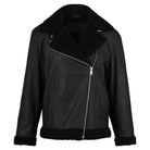 Die trueprodigy Damen Lederjacke aus Schafsleder in Schwarz mit Teddy-Besatz zeigt einen asymmetrischen silbernen Reißverschluss, breite Revers und schwarzen Teddy-Besatz an Kragen, Ärmeln und Saum. Präsentiert vor weißem Hintergrund.