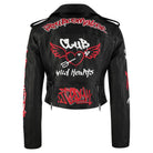 Die trueprodigy Feminine Lederjacke mit Grafittiprint und Reißverschluss besticht durch rote, weiße Designs, Schriftzüge wie TROUBLEMAKER am Kragen und CLUB mit Herz und Flügeln - die perfekte Graffiti-Lederjacke für Damen.