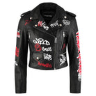 Die trueprodigy Feminine Lederjacke mit Grafittiprint und Reißverschluss ist eine schwarze, taillierte Schafslederjacke mit silbernen Zippern, Knöpfen und weiß-rotem Grafittiprint auf Front, Ärmeln und Revers. Der asymmetrische Zipper sorgt für einen Statement-Look.