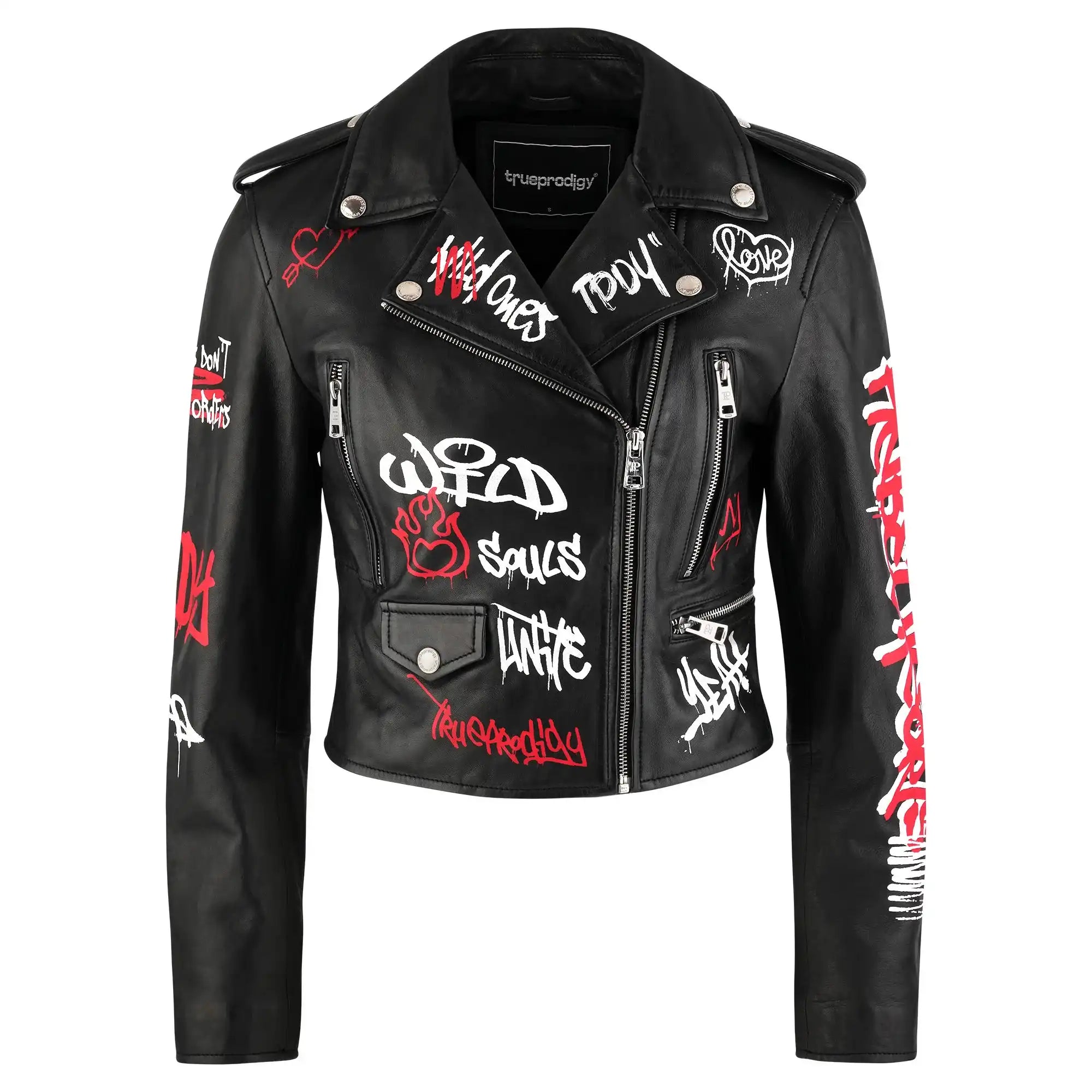 Die trueprodigy Feminine Lederjacke mit Grafittiprint und Reißverschluss ist eine schwarze, taillierte Schafslederjacke mit silbernen Zippern, Knöpfen und weiß-rotem Grafittiprint auf Front, Ärmeln und Revers. Der asymmetrische Zipper sorgt für einen Statement-Look.