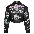 Die Oversize Lederjacke mit Graffitiprint und Gürtel von trueprodigy aus Schafsleder zeigt auf der Rückseite bunte Schriftzüge wie "MONSTERS GO TO HEAVEN", Cartoon-Motive und Deko in Pink, Weiß, Gelb und Blau.