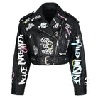 Die trueprodigy Oversize Lederjacke mit Grafittiprint und Gürtel ist eine schwarze Damenjacke im Cropped-Stil, verziert mit bunten Graffiti-Prints auf Front, Ärmeln und Kragen - für einen auffälligen Streetwear-Look.