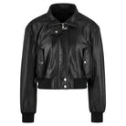 Eine schwarze Trueprodigy Feminine Lederjacke mit Stehkragen, Reißverschluss, Klappentaschen, Druckknöpfen, und Rippbündchen, präsentiert vor weißem Hintergrund.