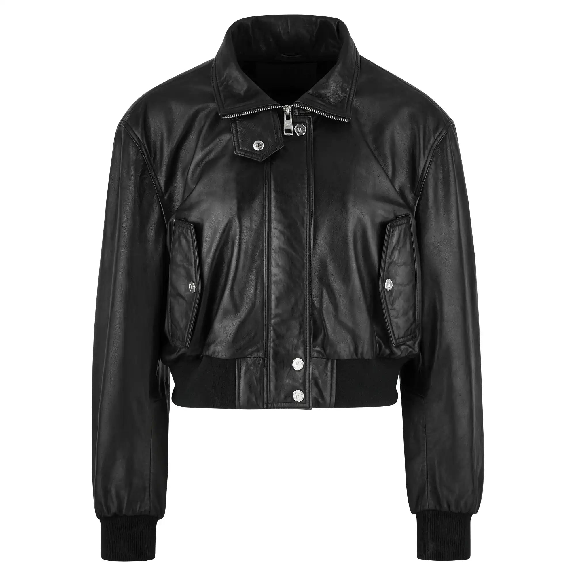 Eine schwarze Trueprodigy Feminine Lederjacke mit Stehkragen, Reißverschluss, Klappentaschen, Druckknöpfen, und Rippbündchen, präsentiert vor weißem Hintergrund.