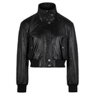 Die "Feminine Lederjacke Stehkragen und Reißverschluss" von trueprodigy aus Schafsleder mit Stehkragen, Reißverschluss, zwei Pattentaschen und gerippten Bündchen wird vor neutralem, weißem Hintergrund präsentiert.
