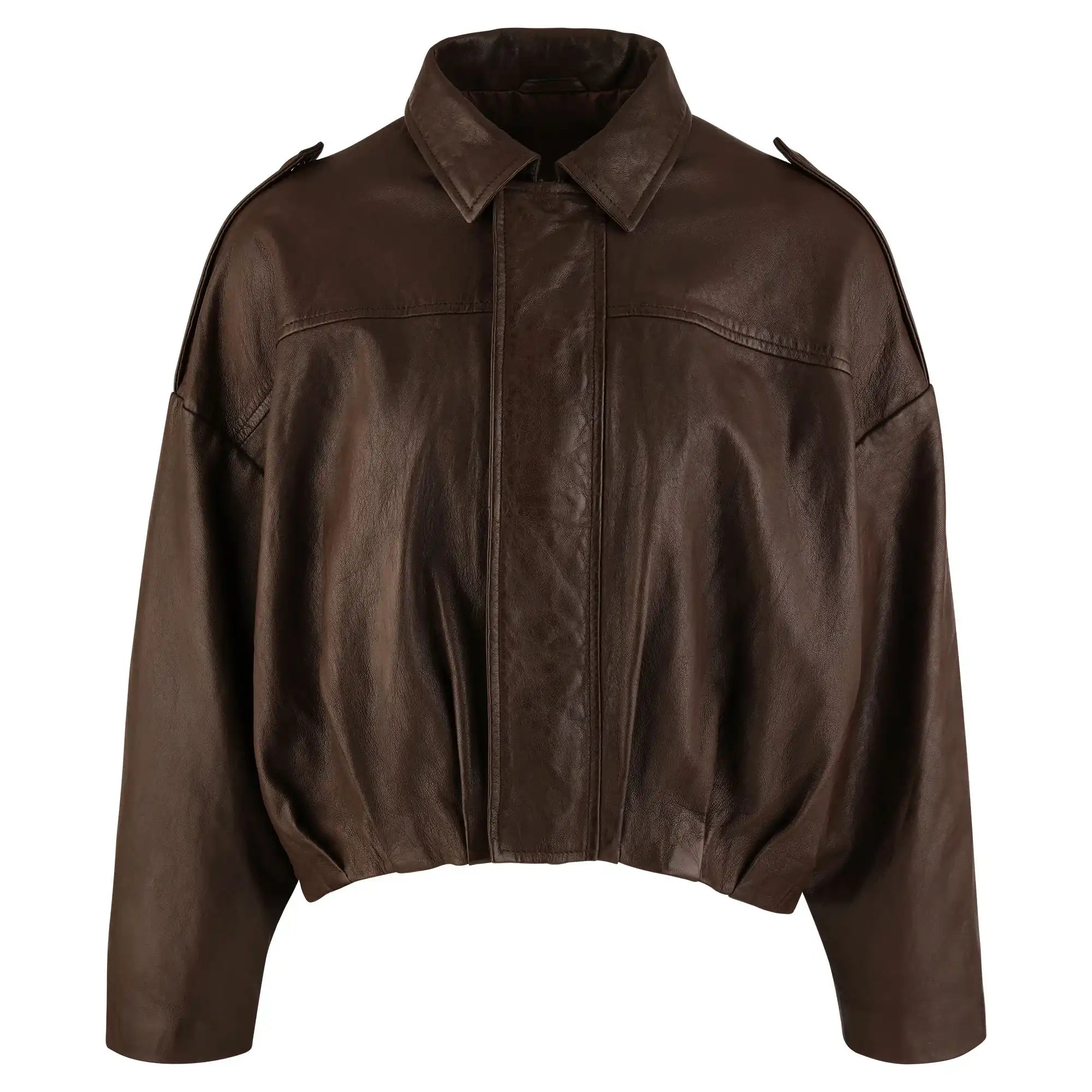 Die trueprodigy Feminine Lederjacke mit Hemdkragen und Raffung am Saum ist eine braune Schafslederjacke mit einer weiten, kastenförmigen Passform, langen Ärmeln, dezenten Schulterklappen, verdecktem Verschluss vorne und einem leicht eingeschnürten Saum.